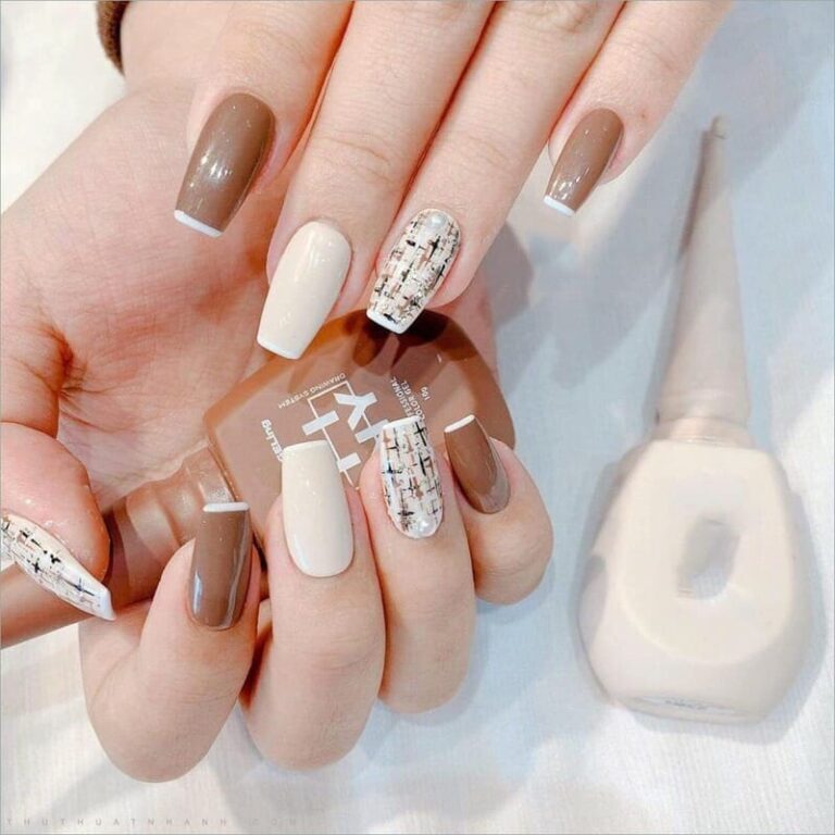 Read more about the article Premium Products – We use only high-quality polishes and nail care products to keep your nails healthy and long-lasting.